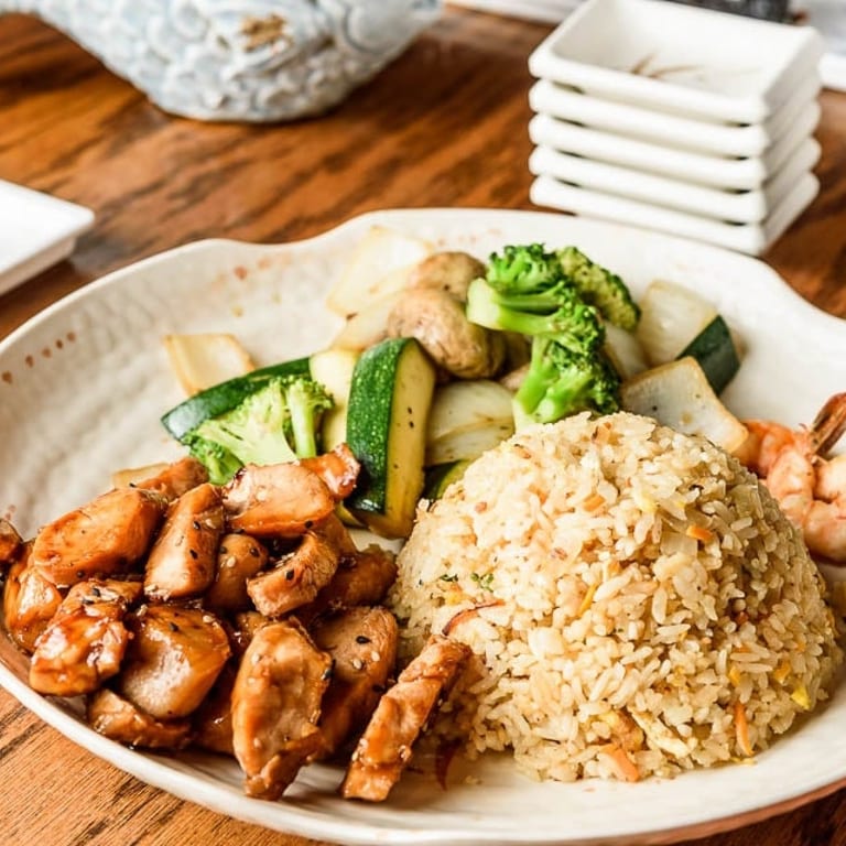 Spicy Salmon Roll: A Sushi Sensation