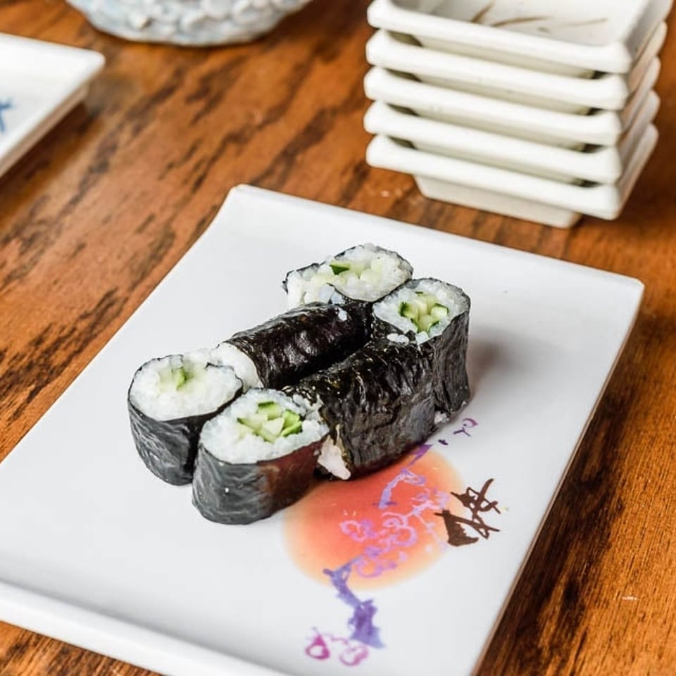 Fresh Cucumber Roll: A Refreshing Sushi Option