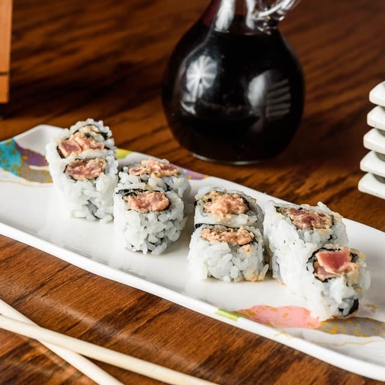 Spicy Tuna Roll: A Sushi Sensation