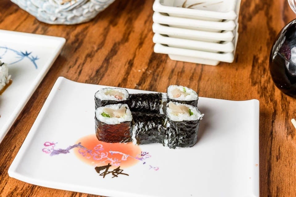 Yellowtail W/ Scallion Roll •.