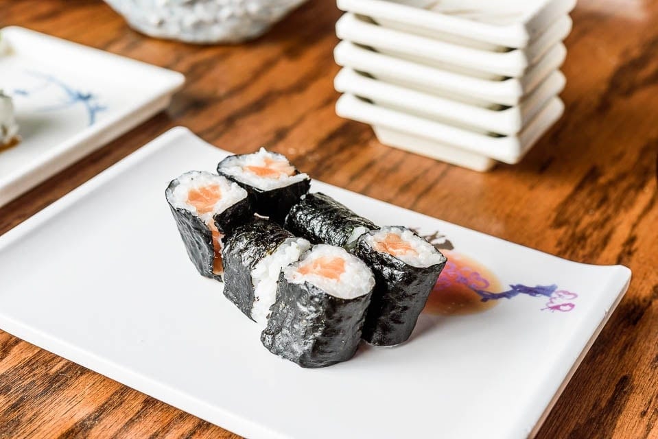 Salmon Roll •.