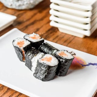 Salmon Roll •